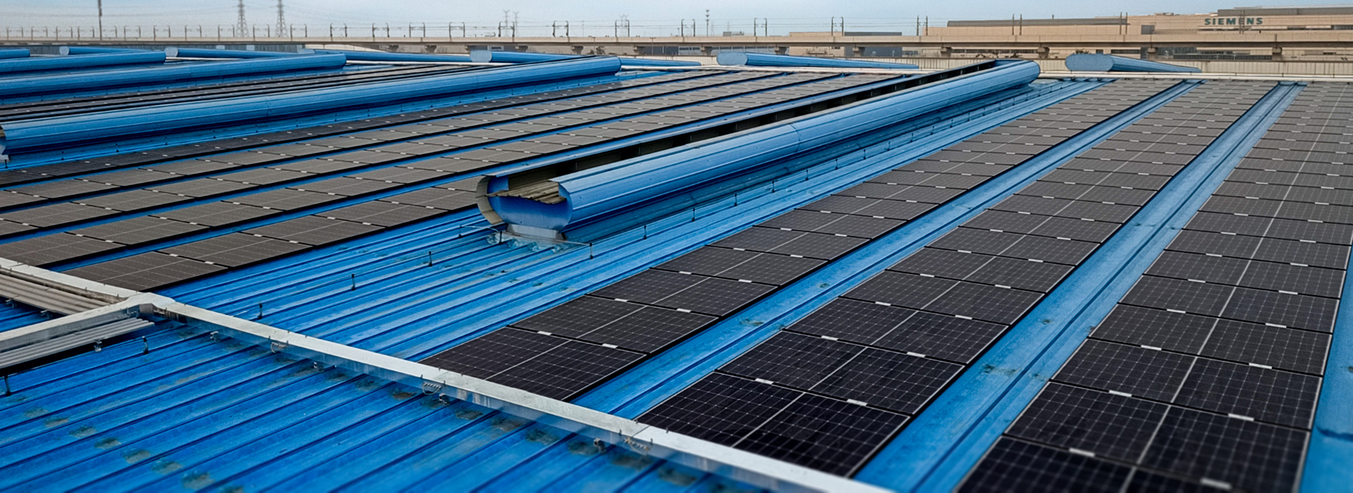 中国南京，安装了太阳能电池板的建筑