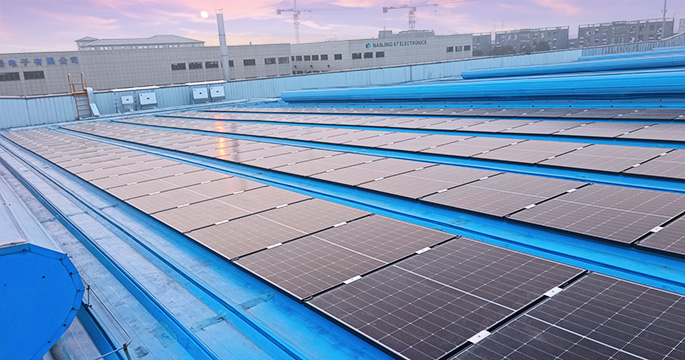 Paneles solares de Nankín, China, sobre el techo del edificio