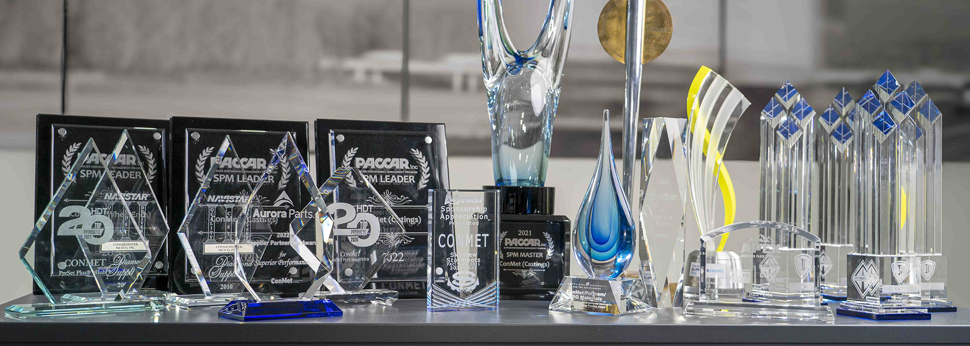 康迈荣获的各种行业产品和质量奖项奖杯摆满了整个柜台