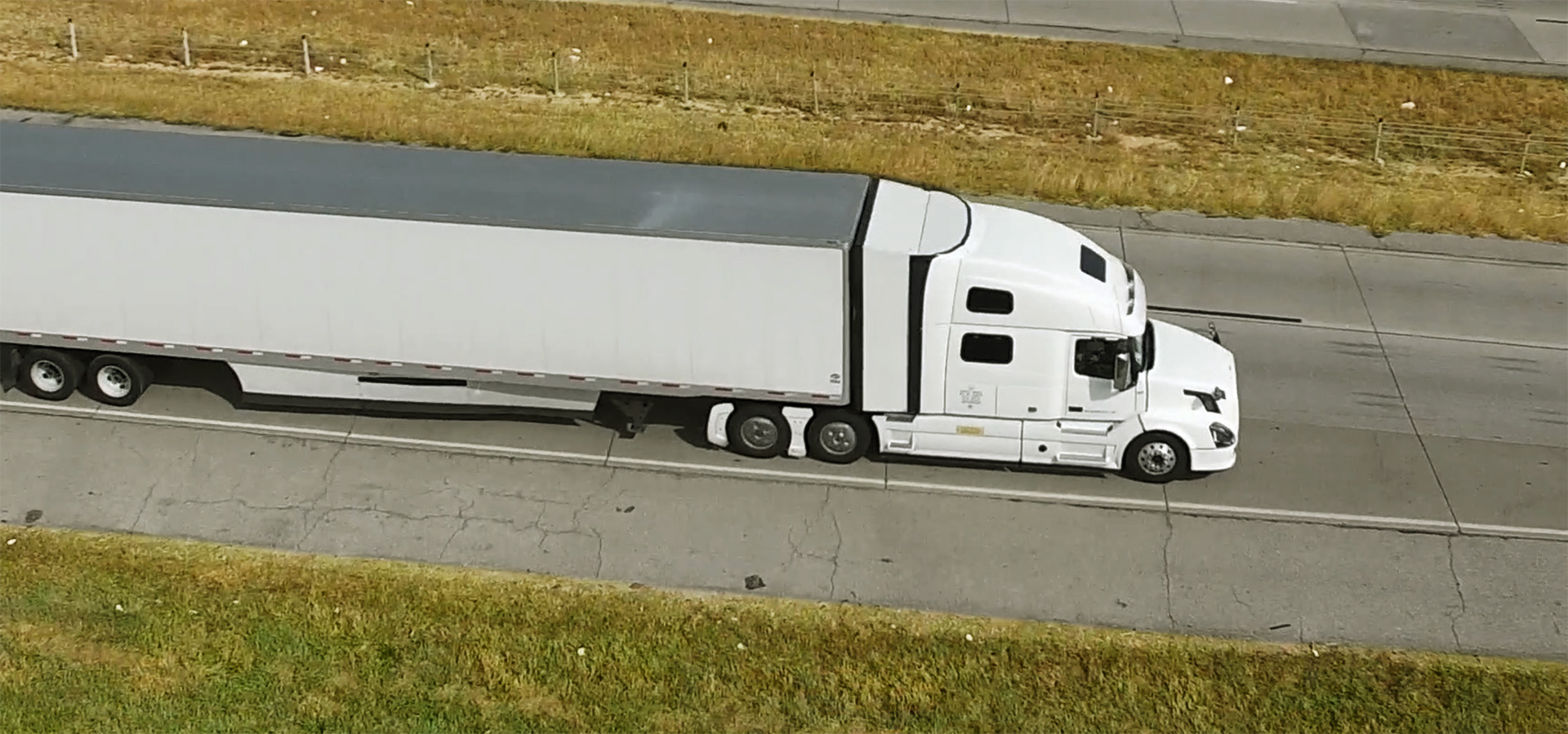 Semicamión y remolque en la autopista con TruckWings desplegado