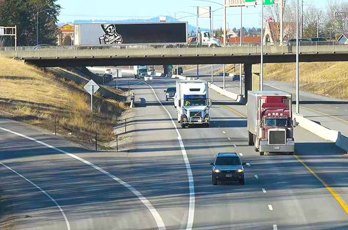 Camions sur l'autoroute se dirigeant vers l'écran